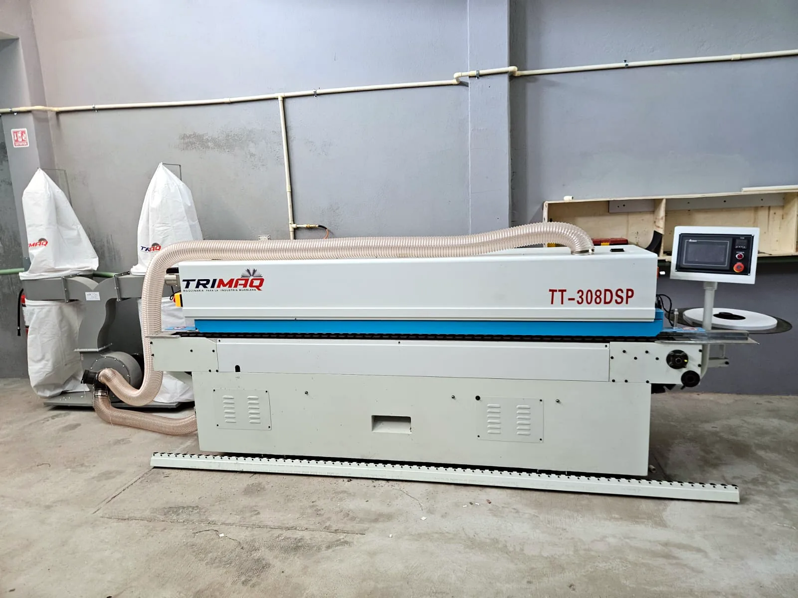 Canteadora TRIMAQ TT-308DSP para aplicar canto a tableros en la fábrica de Zeder en Culiacán