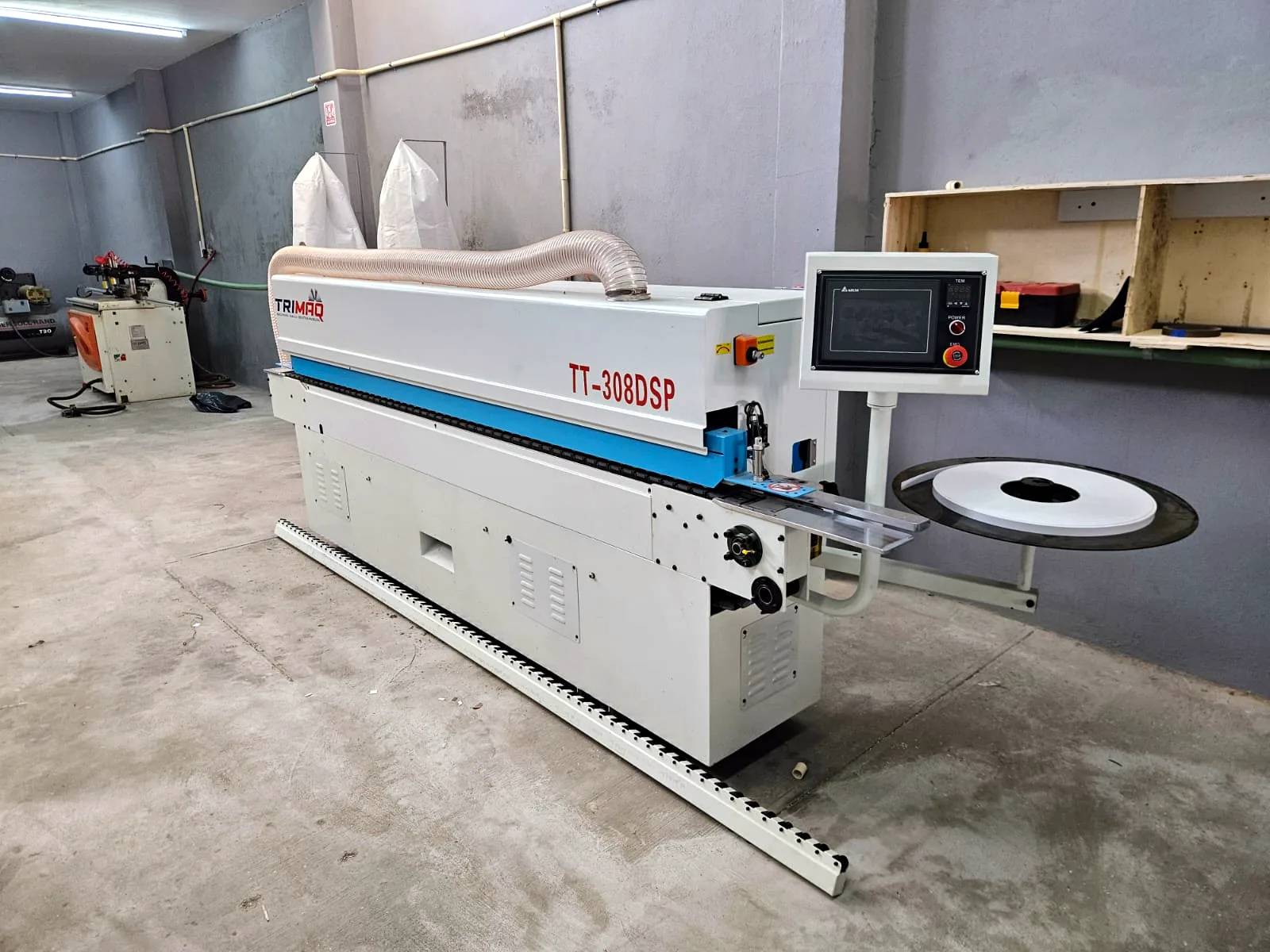 Canteadora TRIMAQ TT-308DSP con rollo de canto en la fábrica de Zeder en Culiacán