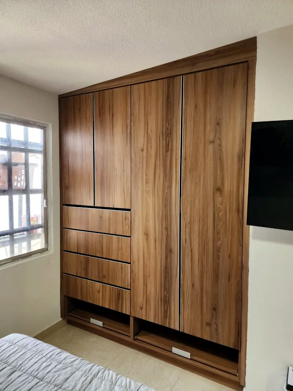 Closet a medida o mueble de tienda: las medidas que deciden