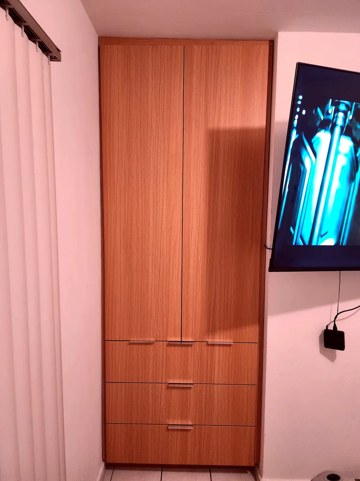 Closet residencial fabricado a medida con acabado tipo madera en Culiacán