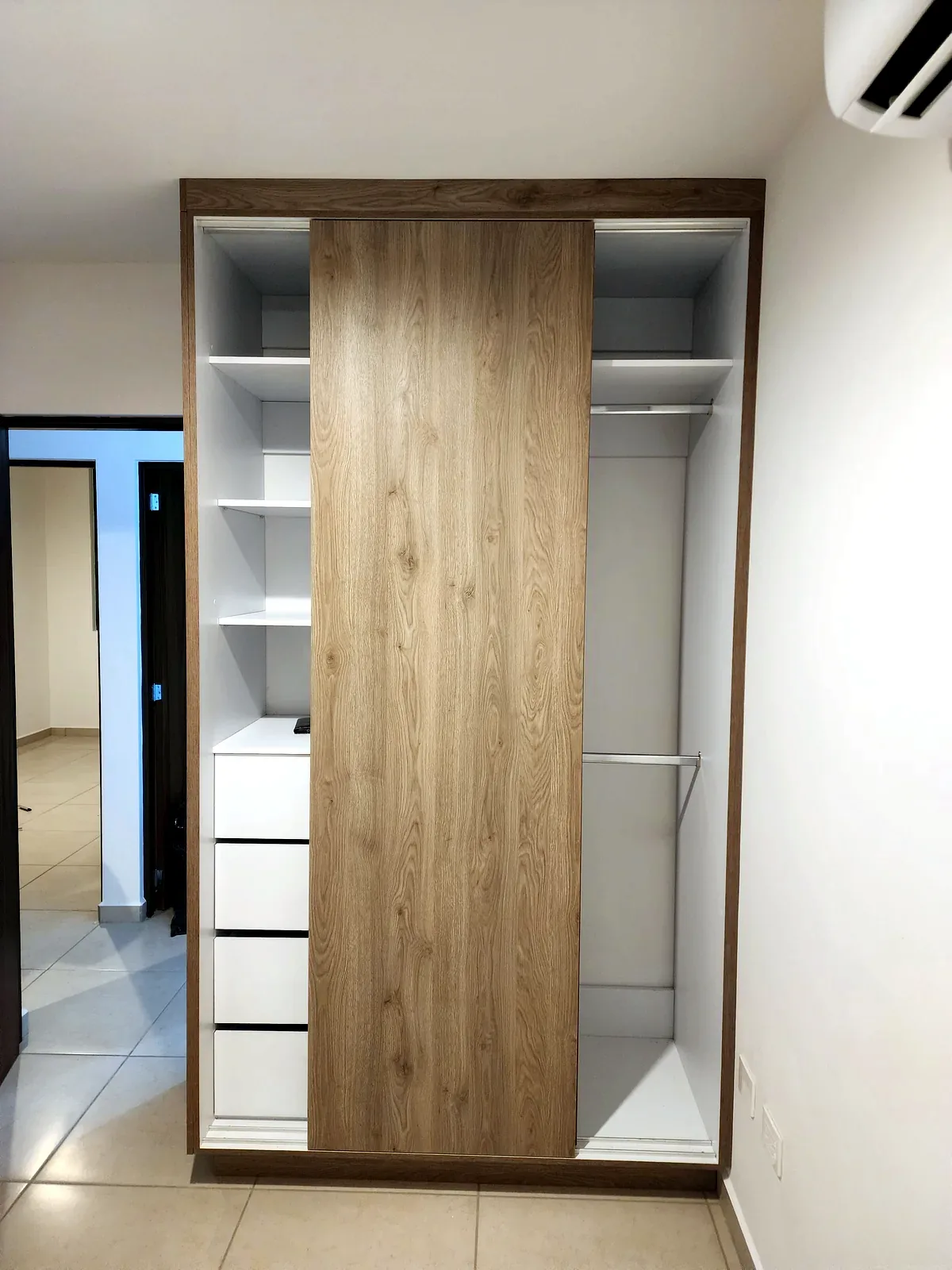 Closet a medida con puerta corrediza central y módulos interiores en Culiacán
