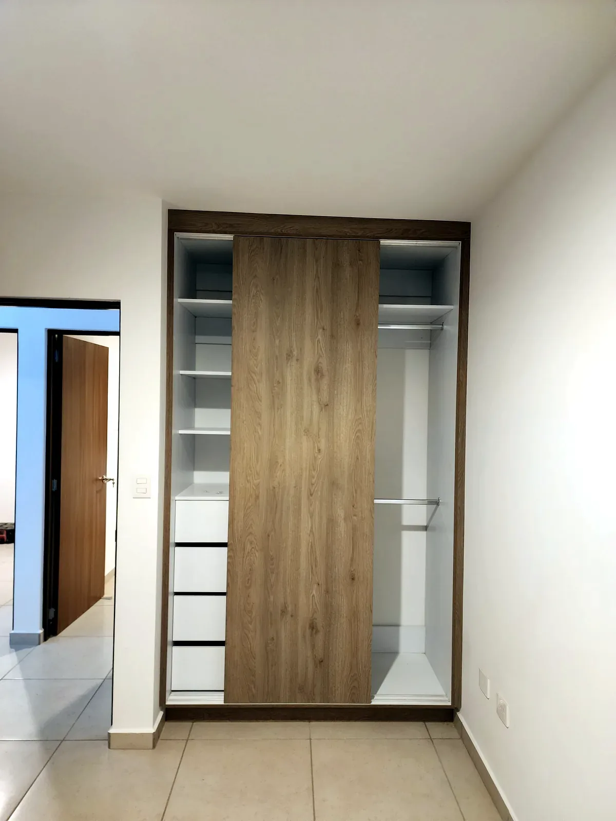 Interior de closet a medida con repisas, cajones y almacenamiento para ropa