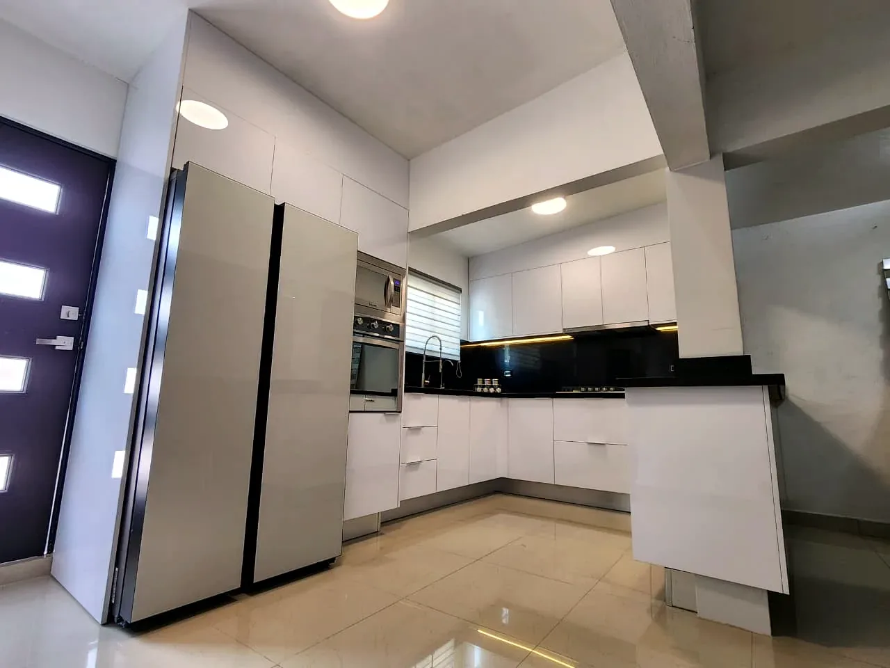 Módulos superiores e inferiores de la cocina blanca a medida en Culiacán