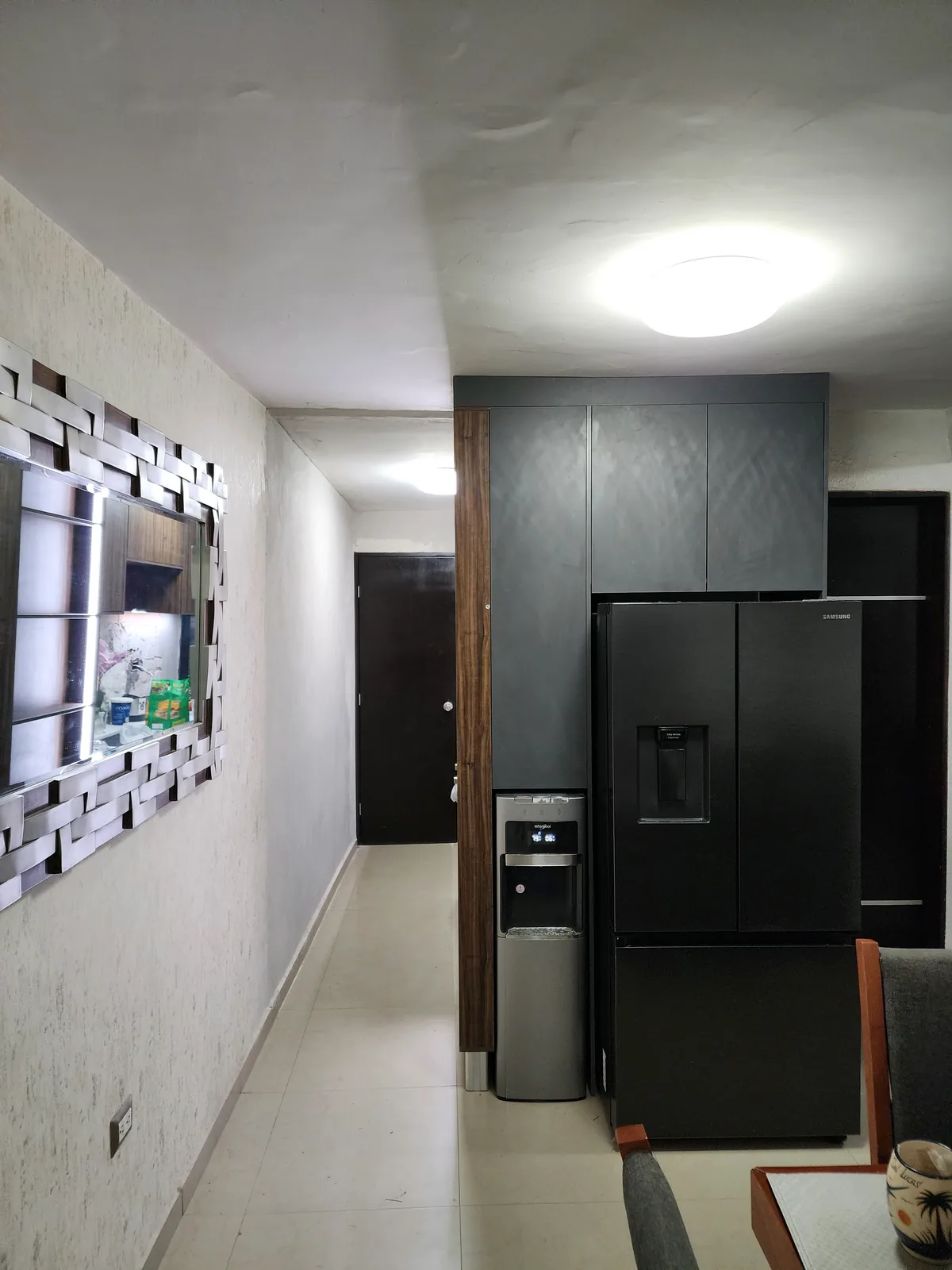 Espacio para refrigerador y frentes en gris carbón en cocina de Culiacán