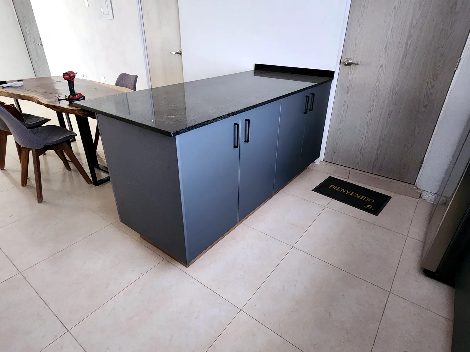 Cocina en L en negro carbón, madera y granito — imagen 2