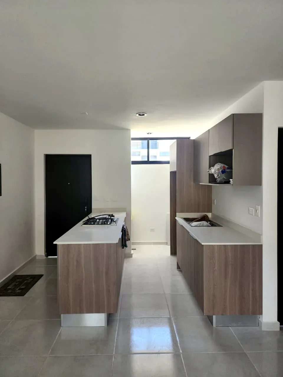 Barra integrada como superficie de apoyo en la cocina a medida en Culiacán