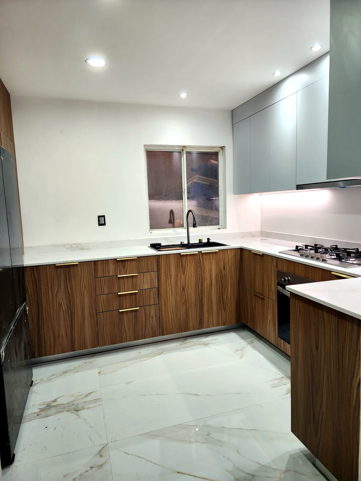 Iluminación bajo gabinete en cocina integral en U