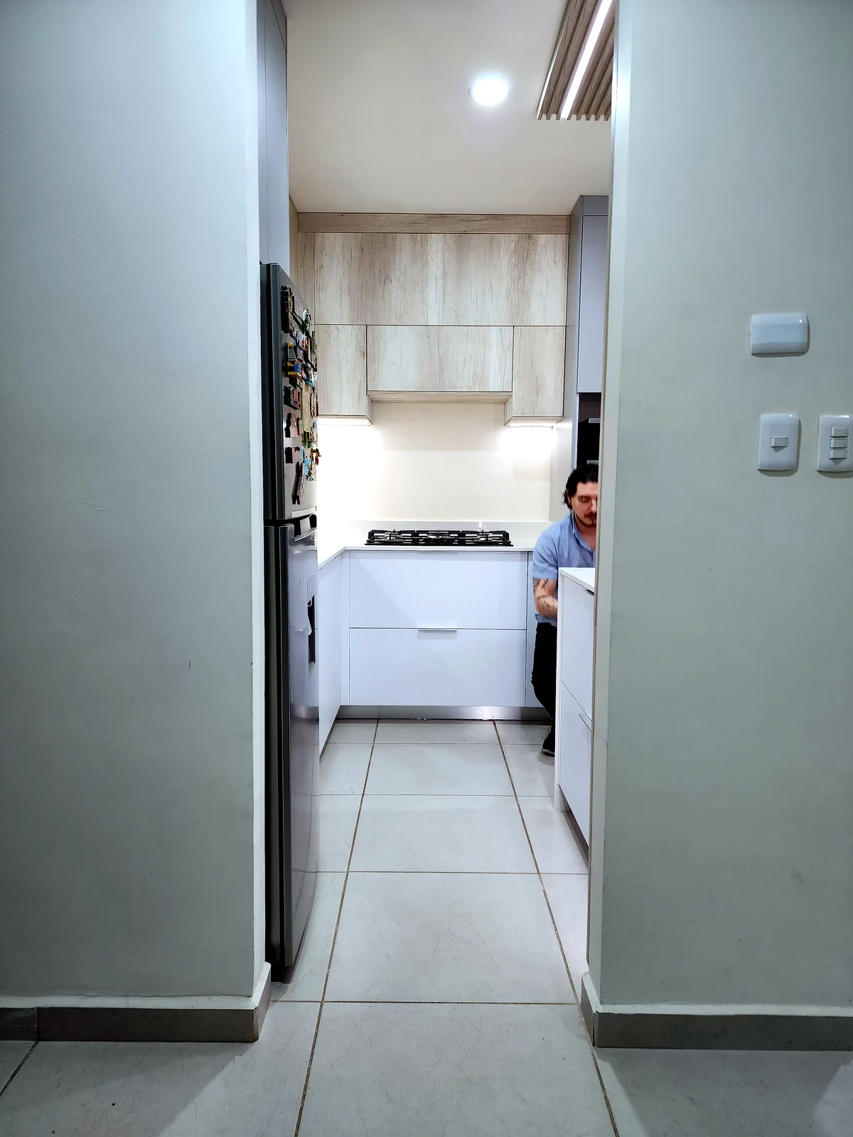 Módulos en dos tonos madera y blanco en cocina de Valle Alto