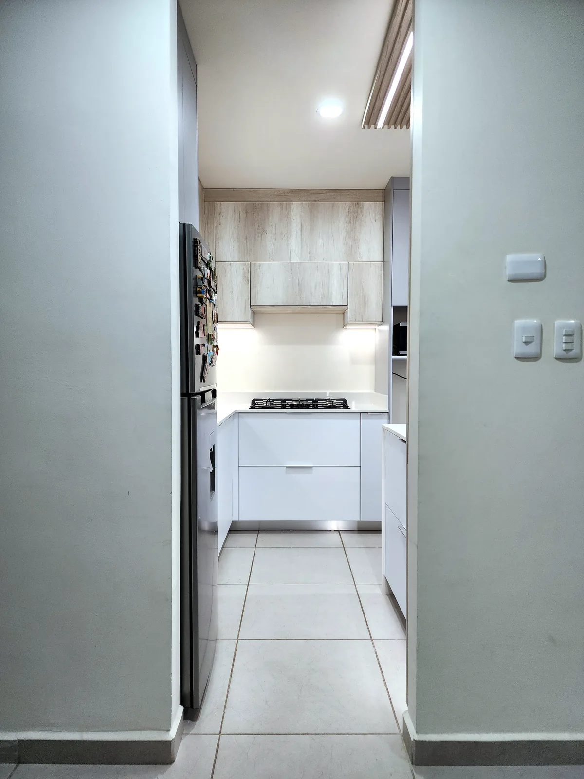 Cocina moderna completa con iluminación LED en Valle Alto, Culiacán