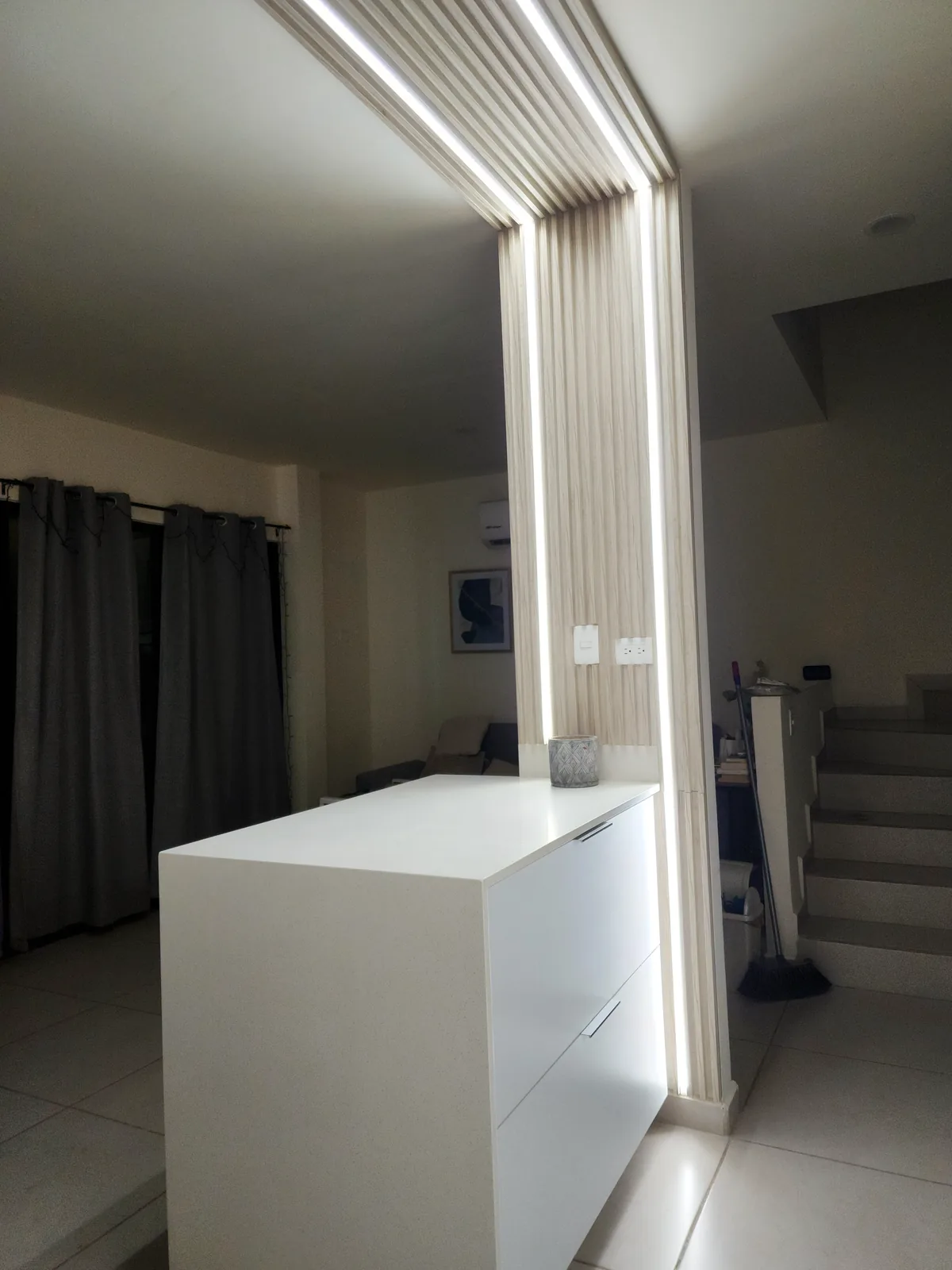 Marco de iluminación LED enmarcando el acceso a la cocina en Valle Alto