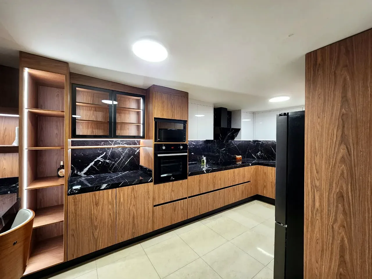 Alacena de piso a techo con entrepaños iluminados en cocina a medida fabricada por Zeder en Culiacán