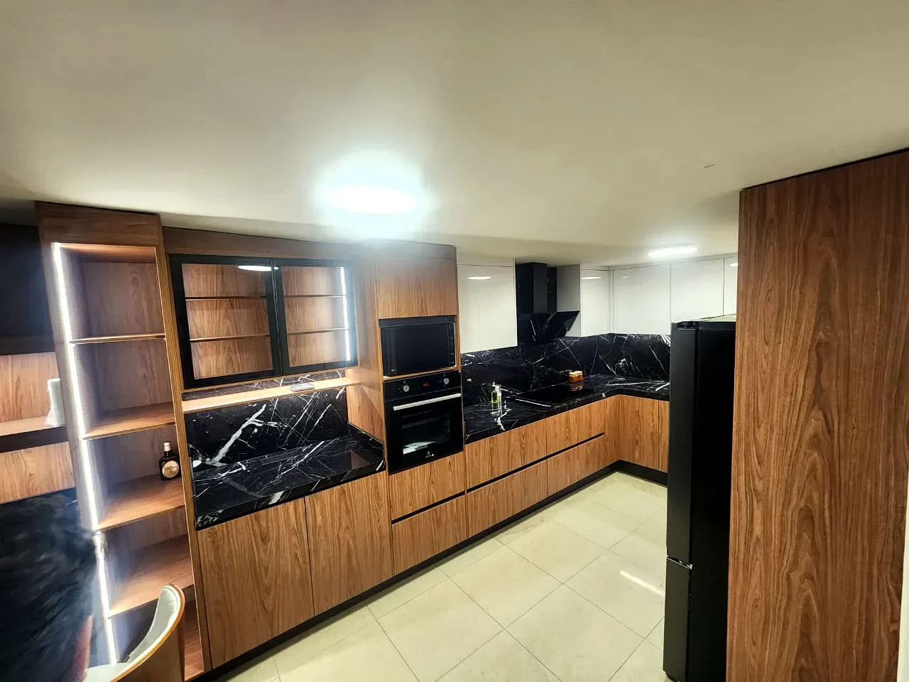Cubierta y salpicadero negro con gabinetes en tono nogal en Culiacán