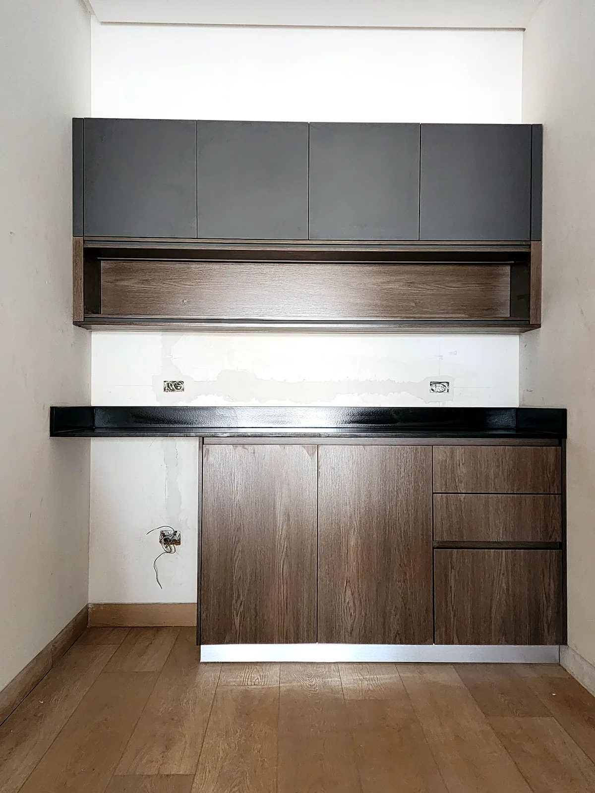 Cocina recta a medida en dos tonos — Cocinas a medida fabricado por Zeder Cabinet Studio en Culiacán, Sinaloa