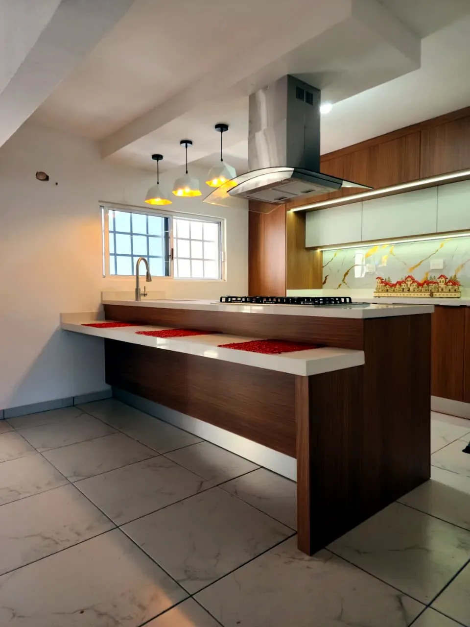 Cocina en roble avellana con cubierta de cuarzo Calacatta fabricada por Zeder en Culiacán
