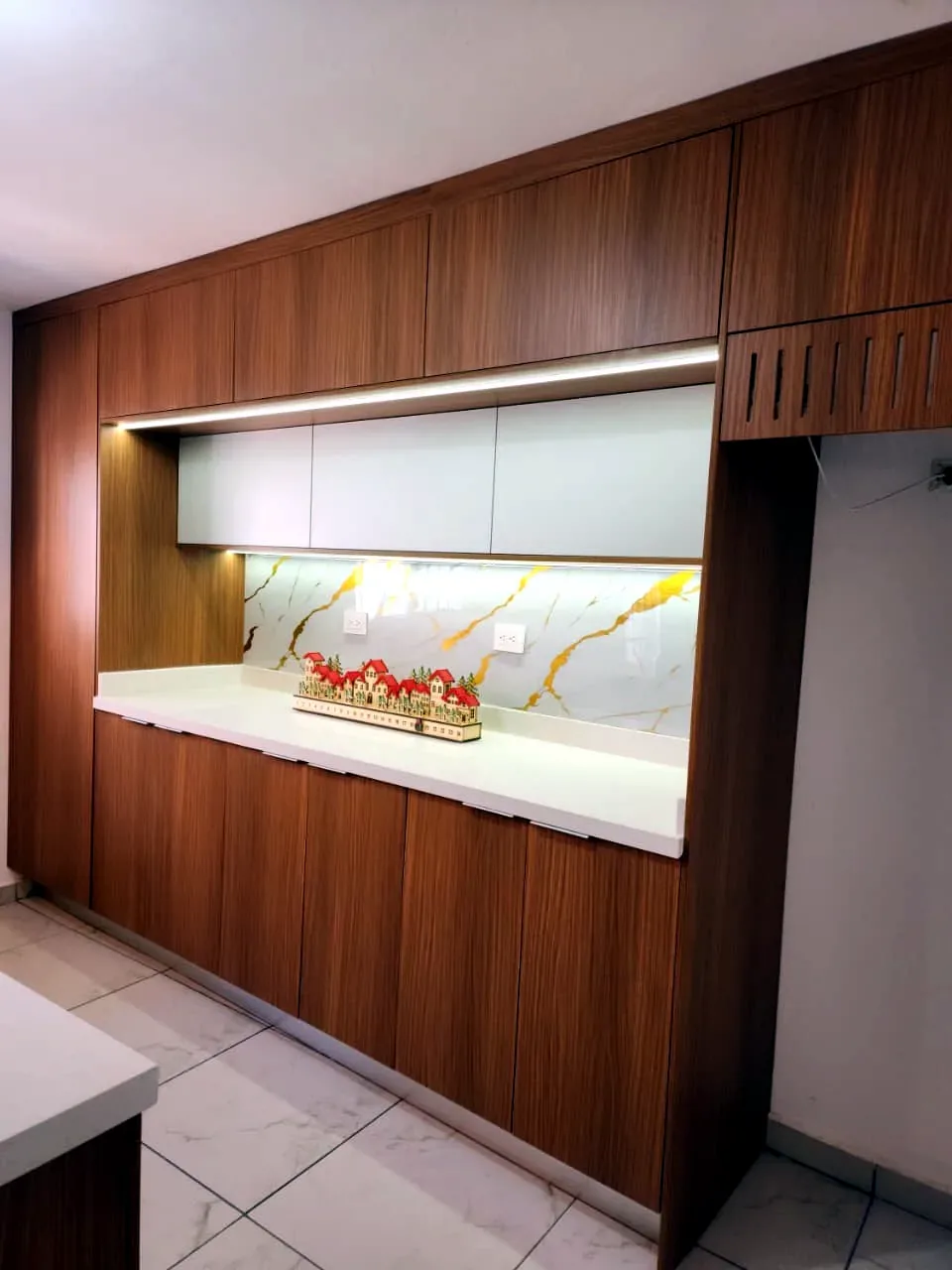 Cocina en roble avellana con barra y cuarzo Calacatta — imagen 2