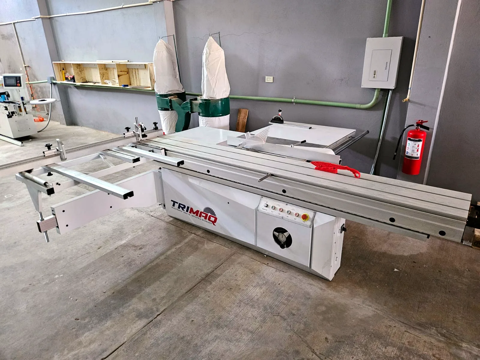 Escuadradora de mesa deslizante TRIMAQ para corte de tableros en la fábrica de Zeder
