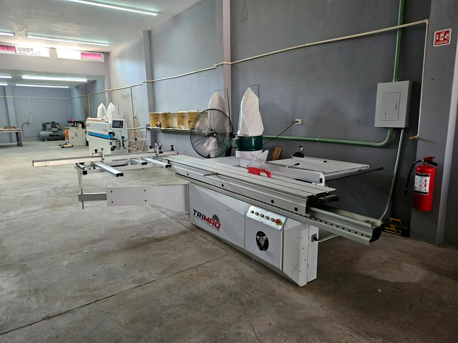 Escuadradora de mesa deslizante TRIMAQ para corte de tableros en el taller de Zeder Cabinet Studio en Culiacán