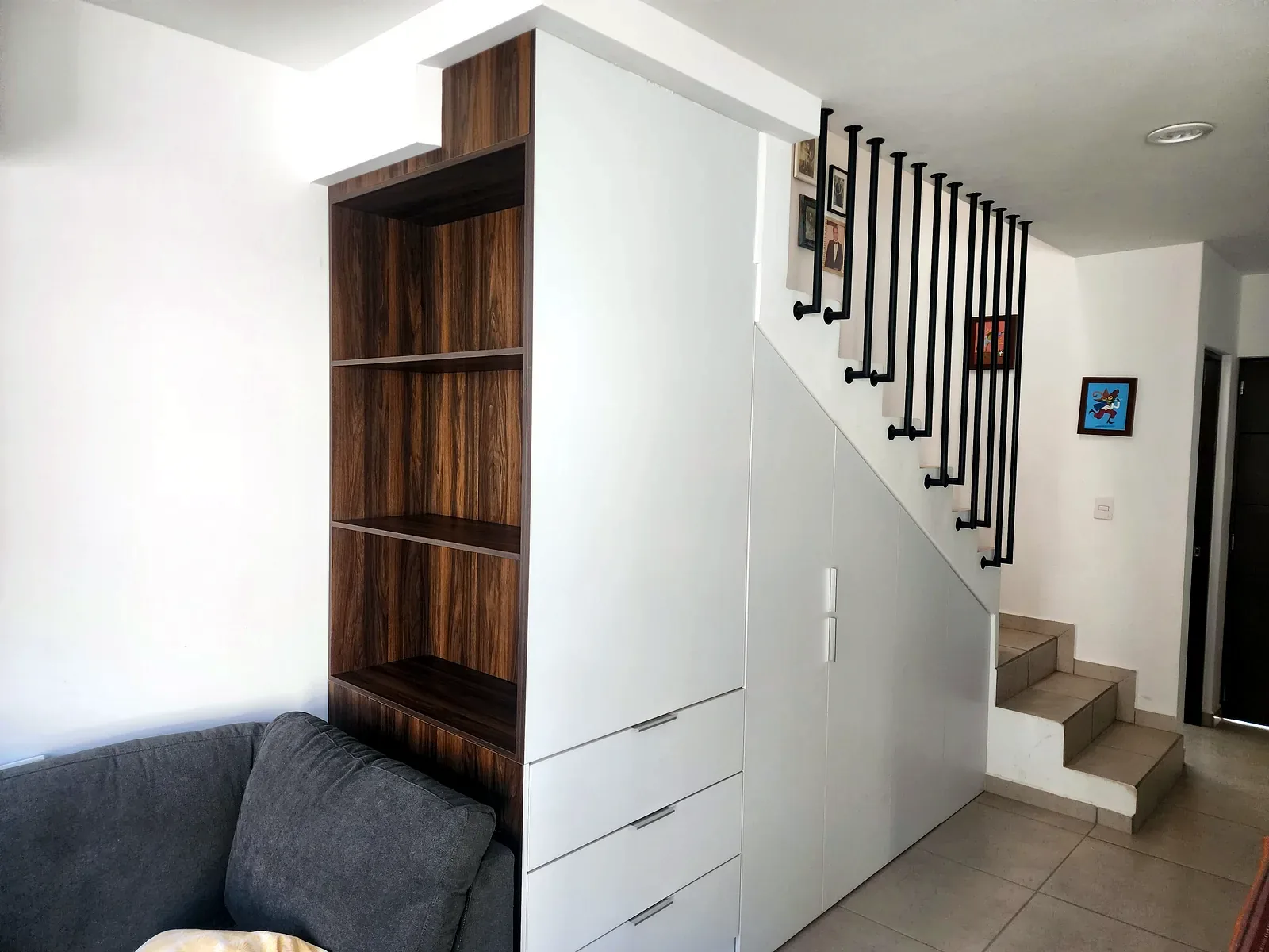 Mueble bajo escalera con puertas, cajones y nichos fabricado a medida en Culiacán