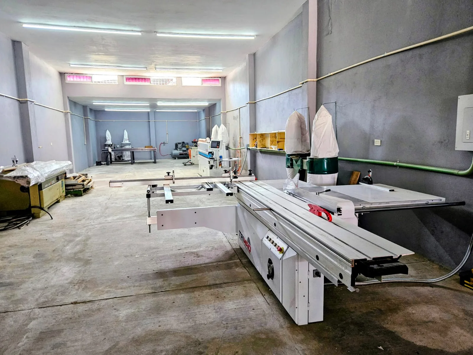 Tableros y maquinaria en el taller de fabricación de Zeder en Culiacán
