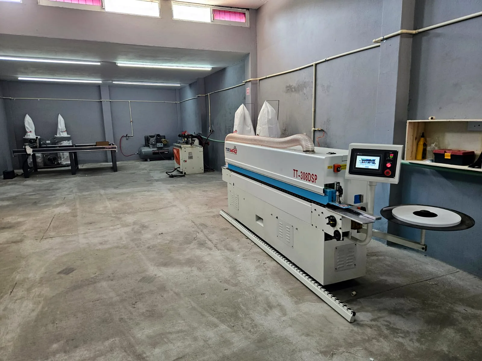 Área de canteado y compresor de aire en el taller de Zeder en Culiacán