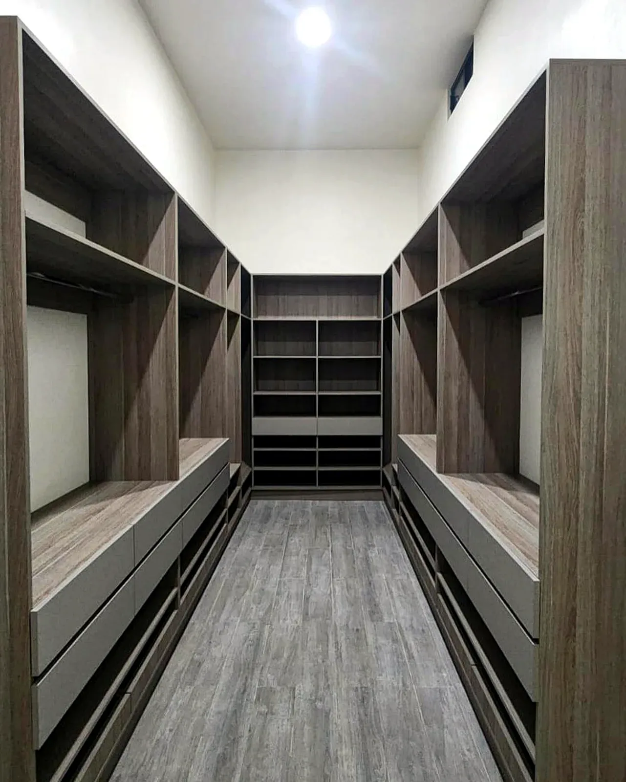 Vestidor walk-in en U con repisas, cajones y módulos de almacenamiento a medida en Culiacán