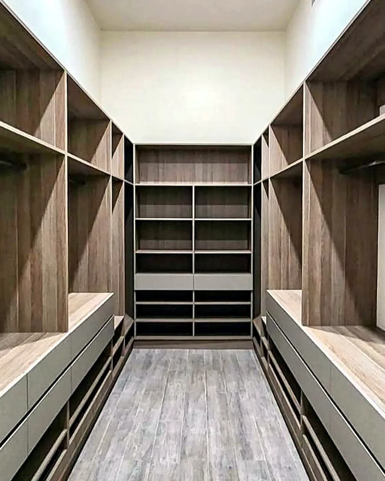 Vestidor abierto en U fabricado por Zeder Cabinet Studio en Culiacán