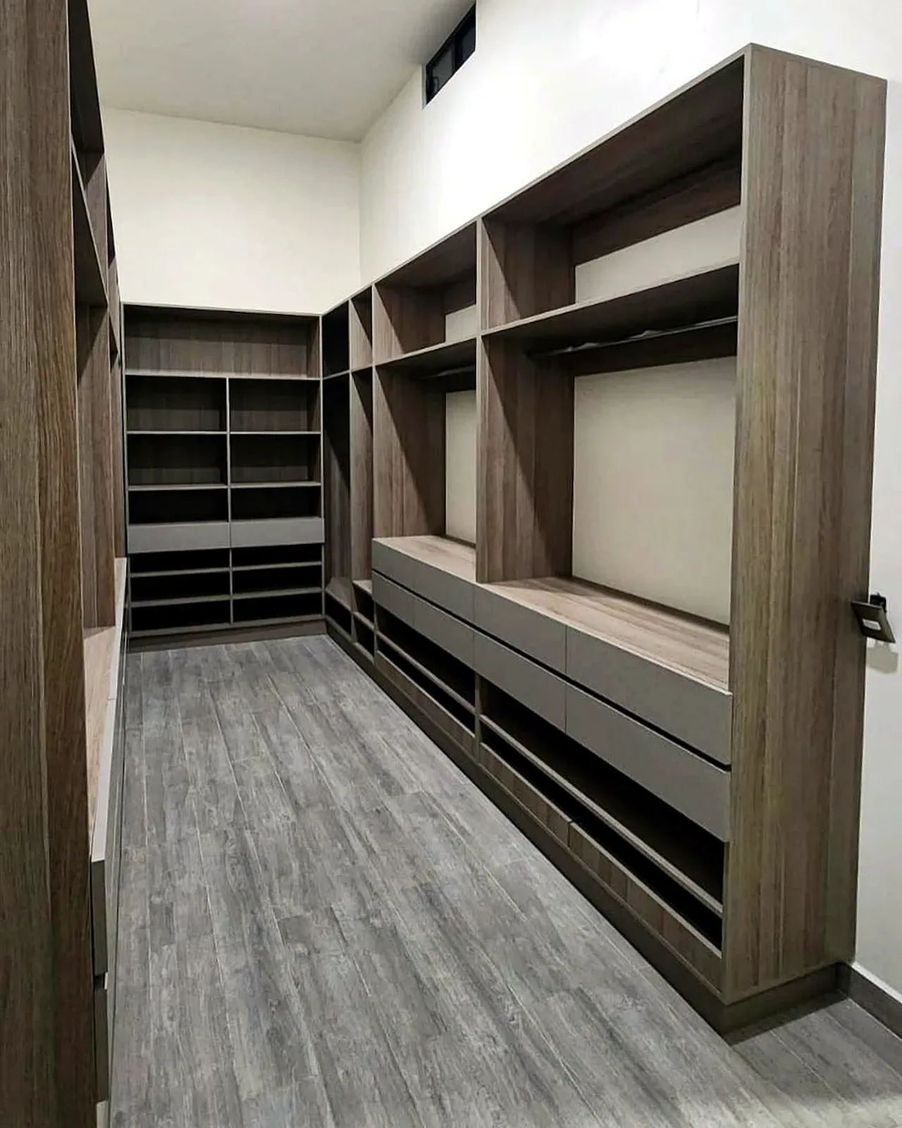 Distribución interior de vestidor en U con repisas y cajones en Culiacán