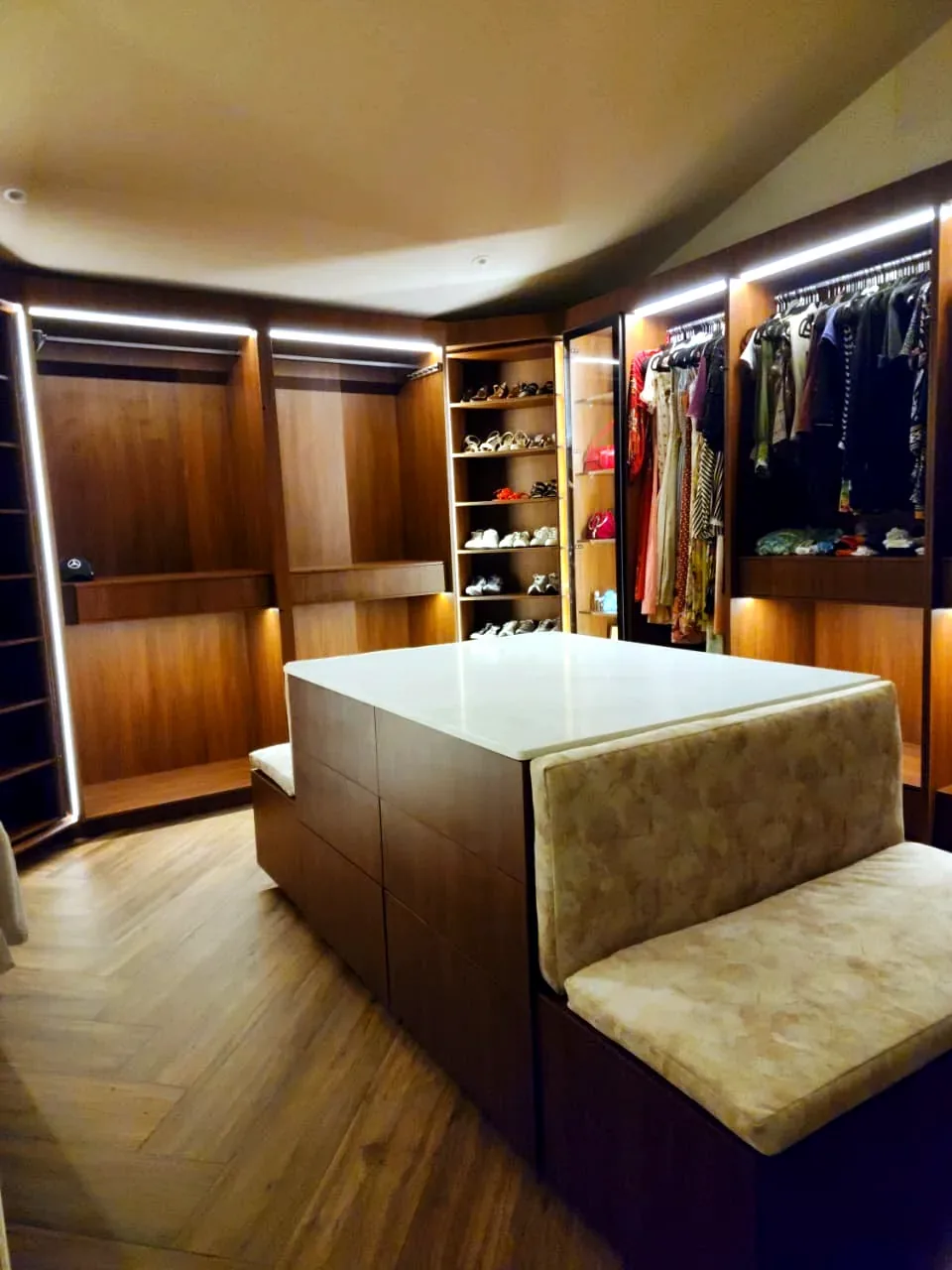 Vestidor en nogal oscuro con iluminación LED y áreas de colgado en Culiacán