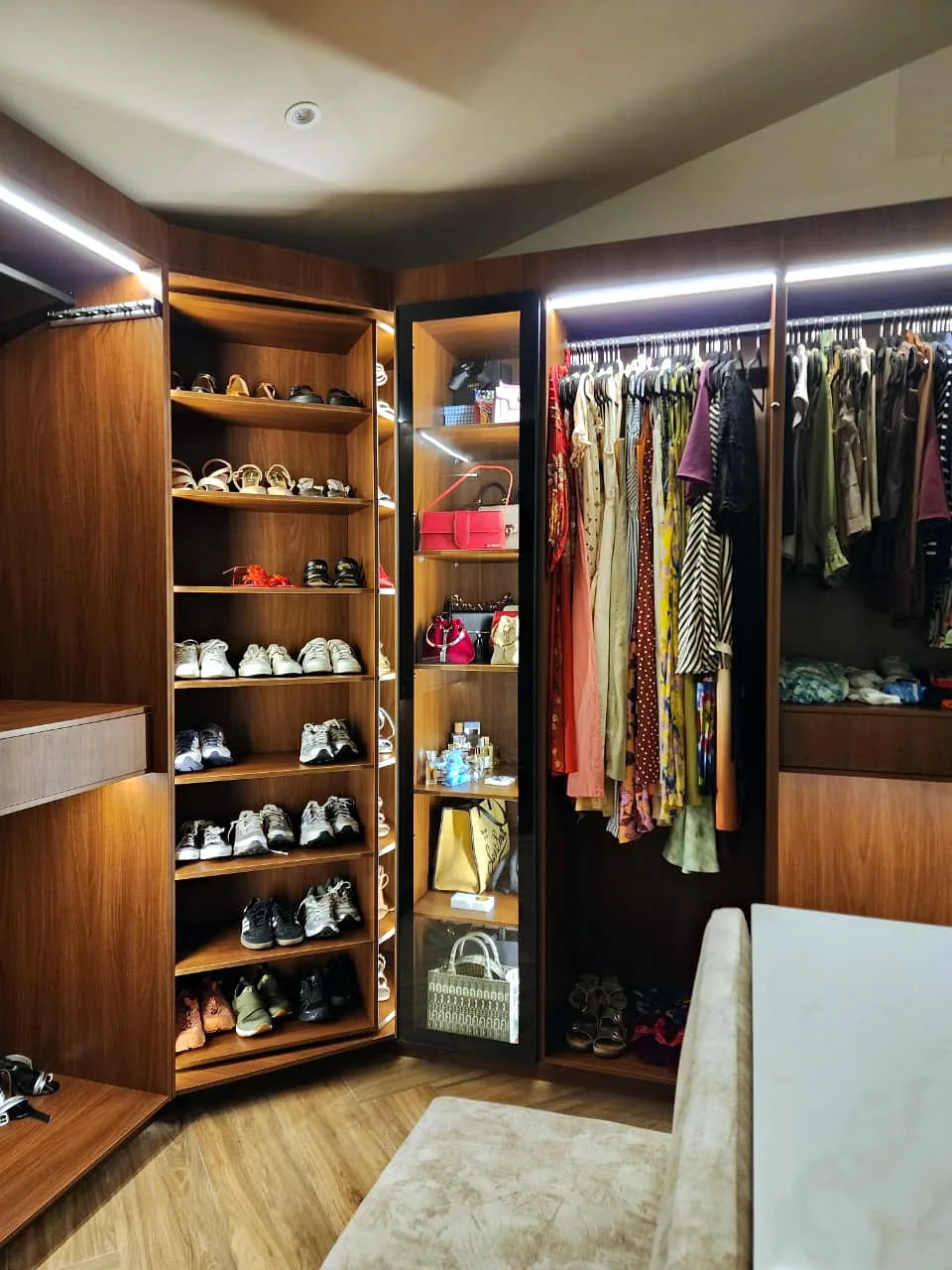 Columnas de repisas para calzado iluminadas en vestidor en Culiacán